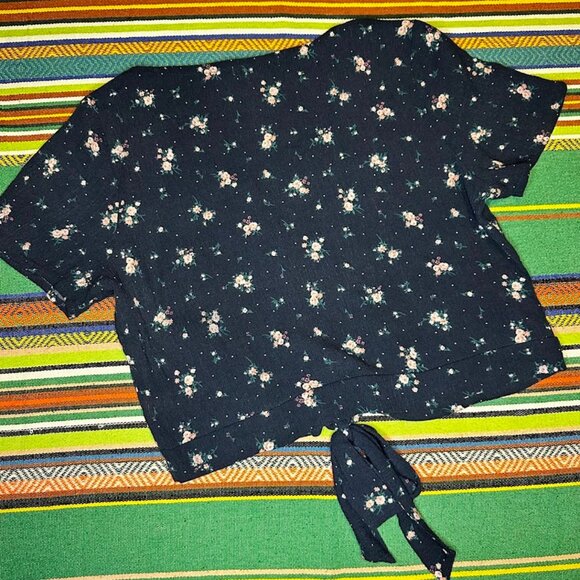 Active USA floral button down short sleeve crop top with bow in navy size large - Picture 11 of 11